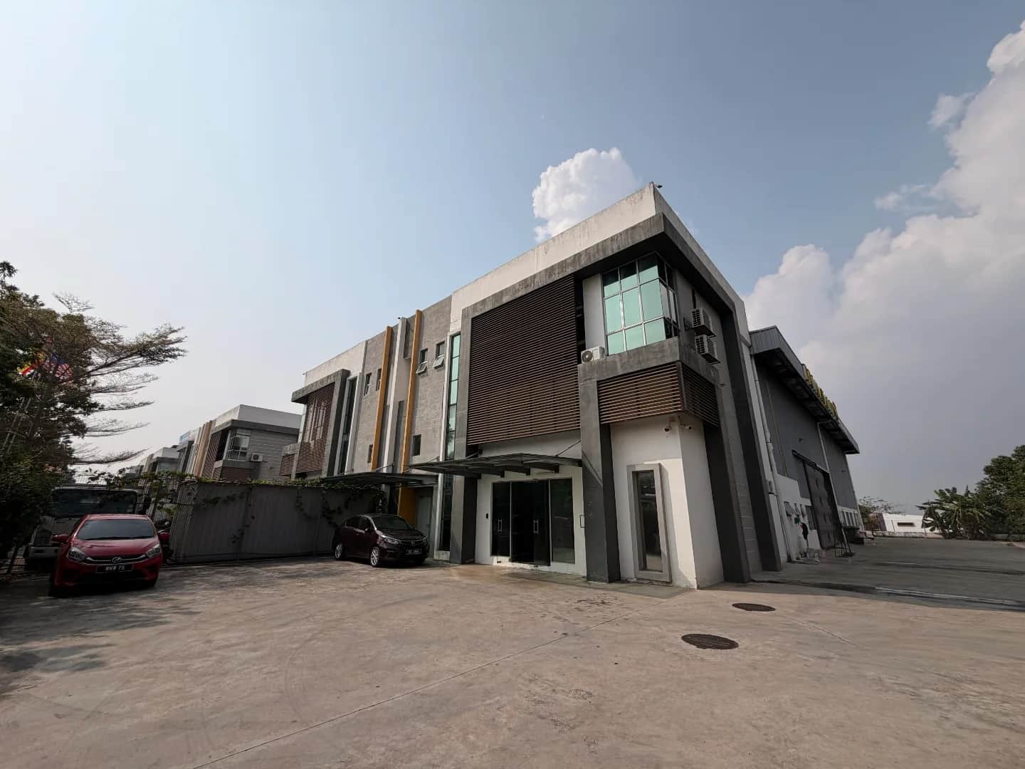 Semi-Detached Factory for Sale Near Kajang (LEKAS, 550A Power, 43ft Ceiling, Freehold) 2