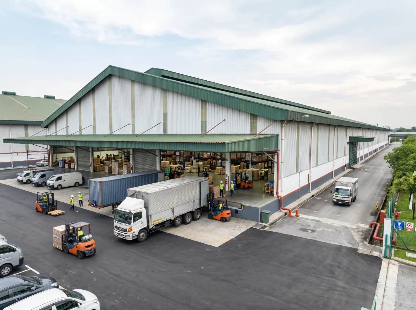 Large-Scale Detached Warehouse for Rent in Kawasan Perindustrian Pandamaran, Klang — GreenRE Certified | 337,000 sq.ft. 2