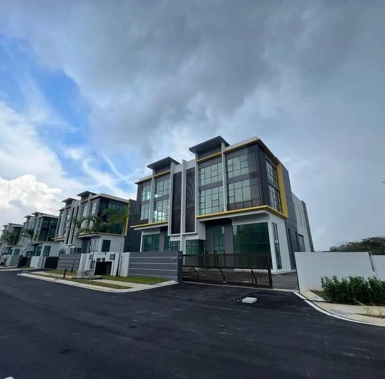 Semi-D Factory for Sale in Serenia City, Dengkil (Freehold) - 1