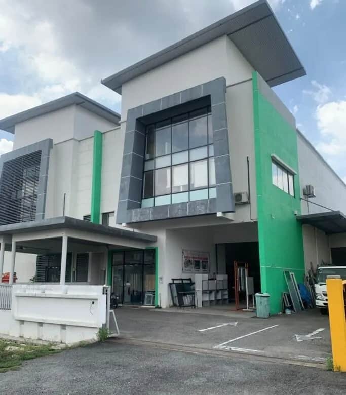 2.5 Storey Semi-D Factory for Sale in Beranang, Selangor 1